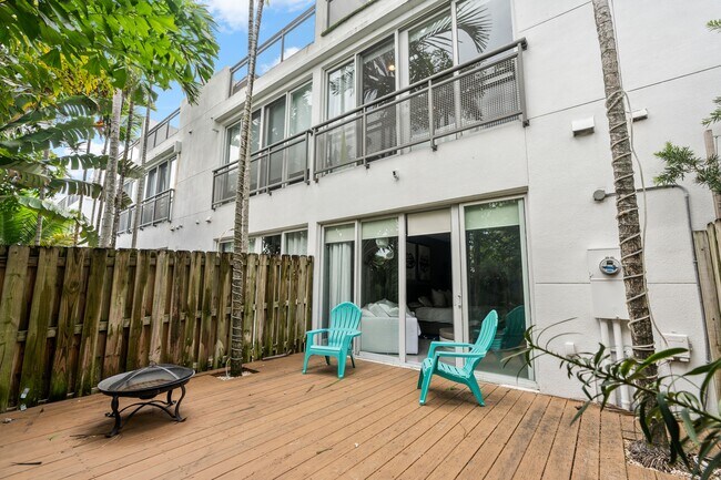 Building Photo - 832 NE 19th Ave