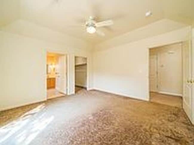 Building Photo - Cute 3 bedroom/2 bath downtown home!