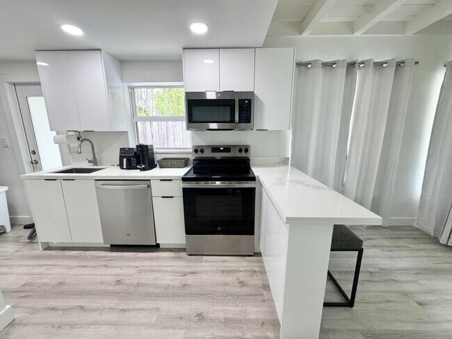 Building Photo - 1130 NE 18th Ave