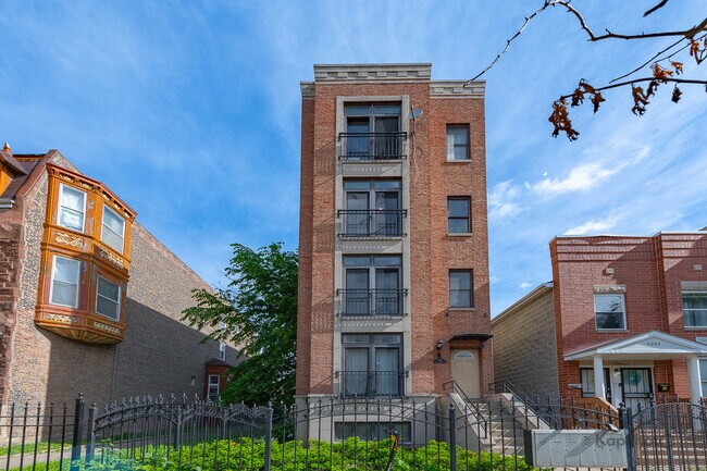 Building Photo - 2226 W Monroe St