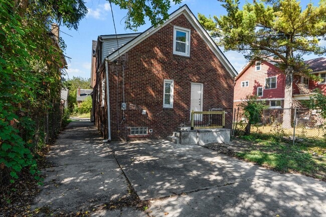 Building Photo - 12666 Cloverlawn Ave