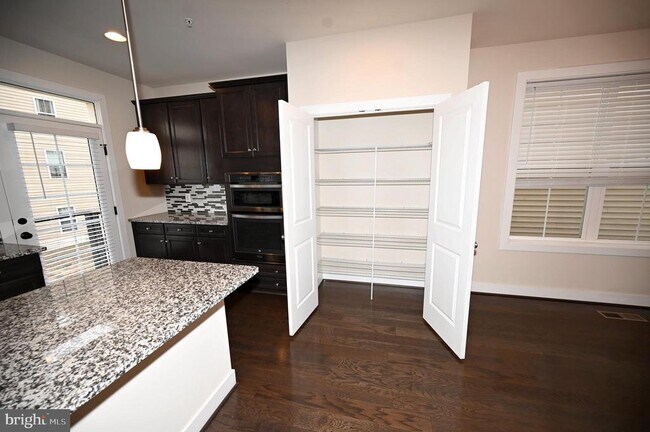 Building Photo - 2413 Glenallan Ave