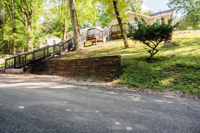 Building Photo - 712 Woodlawn Dr