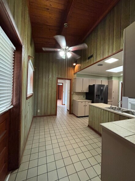 Breakfast nook - 1010 N Cutting Ave