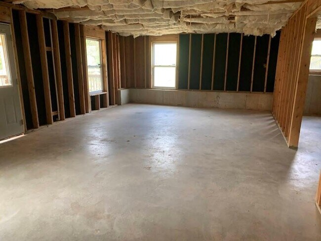Building Photo - 3755 Long Lake Dr