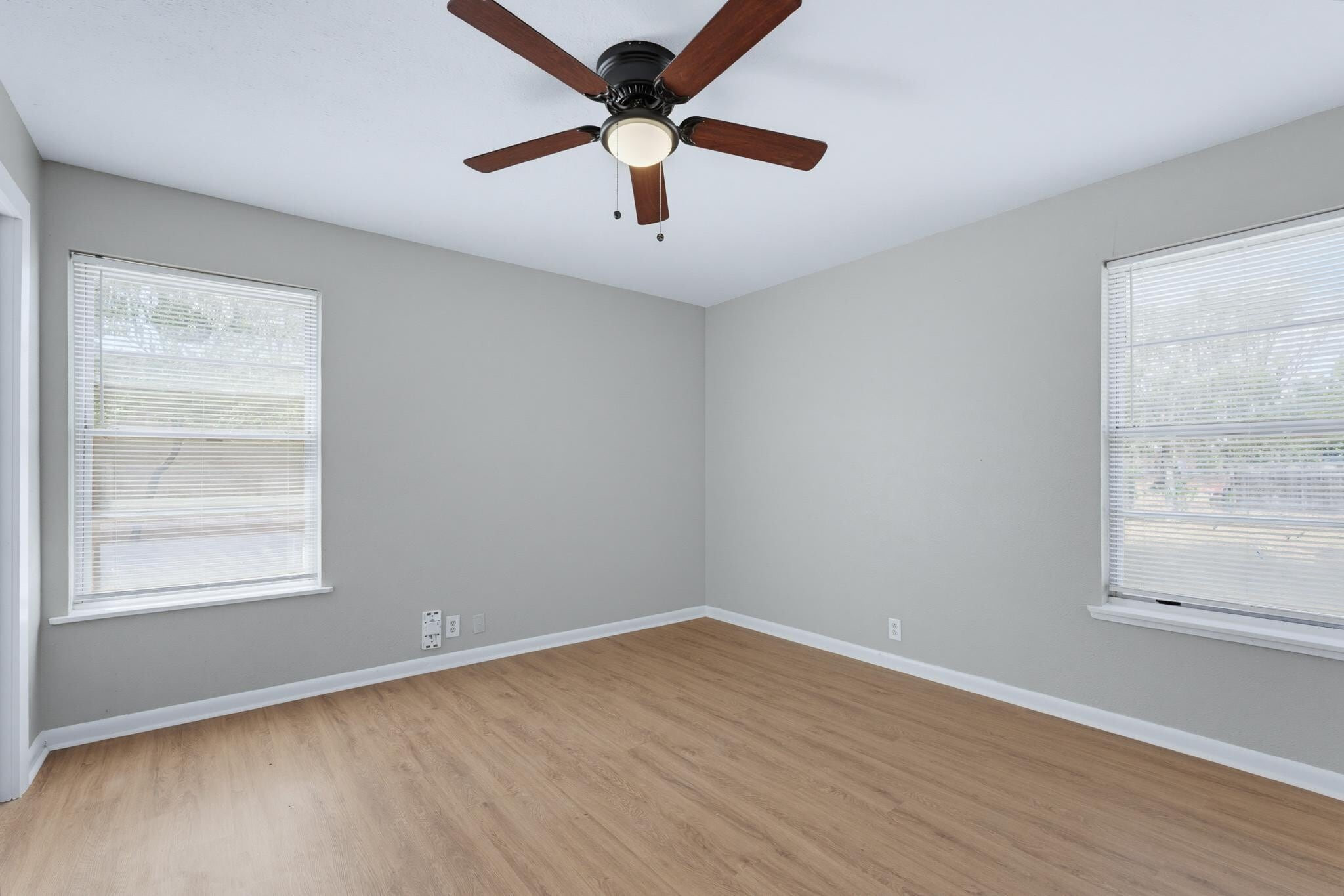 Building Photo - 618 S La Salle Dr