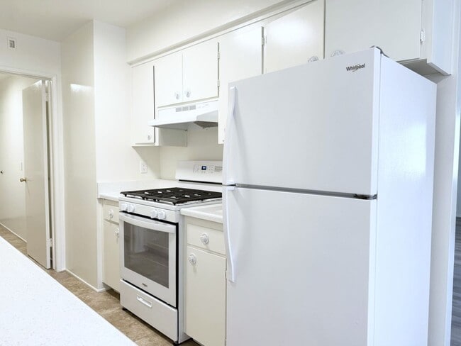 Building Photo - Single Level Duplex!