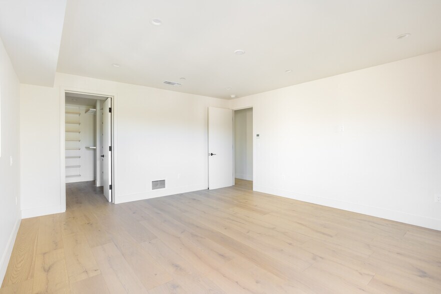 Building Photo - 456 N Poinsettia Pl