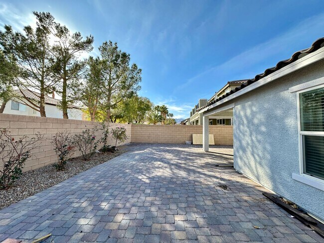 Building Photo - Montecito 60