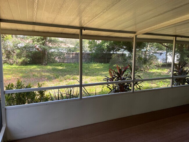 Building Photo - Recently Renovated - New flooring - kitchen - $500 off 1st months rent