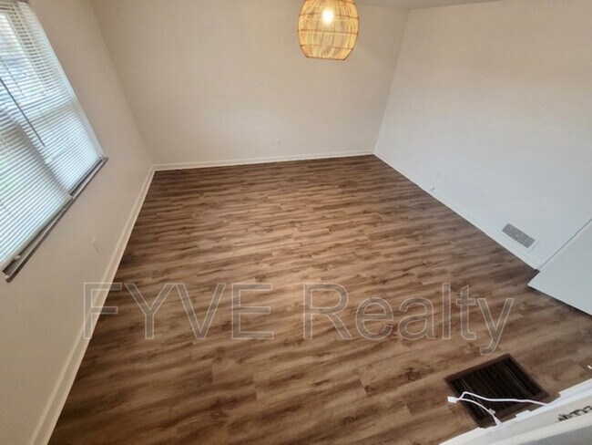 Building Photo - 1060 Sells Ave