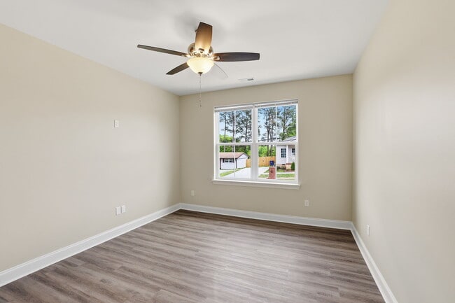 Building Photo - 705 Woodmore Ln