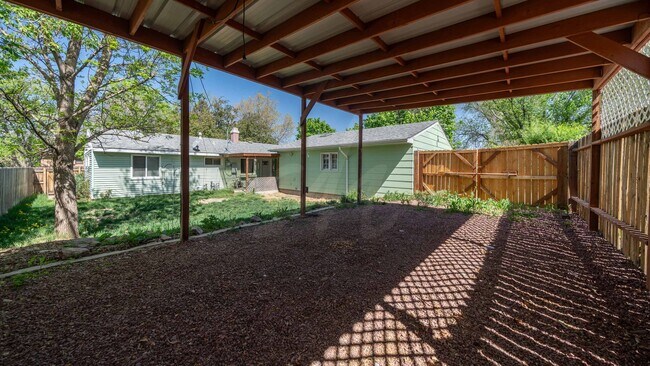 Building Photo - Fantastic 3 Bedroom, 1 level living near F...