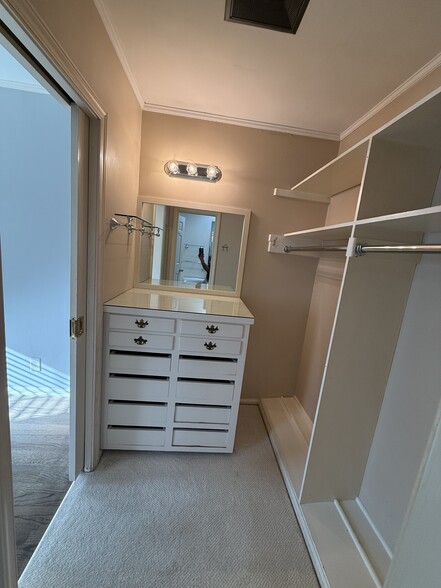 MAKE UP ROOM NEXT TO MASTERBATHROOM - 6507 Avondale Dr