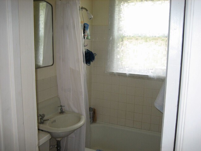 Building Photo - Cozy, Pet-Friendly 2BR Apartment Near Downtown Middleton