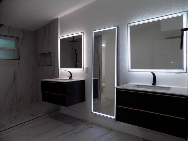 Building Photo - 1511 E Horatio Ave