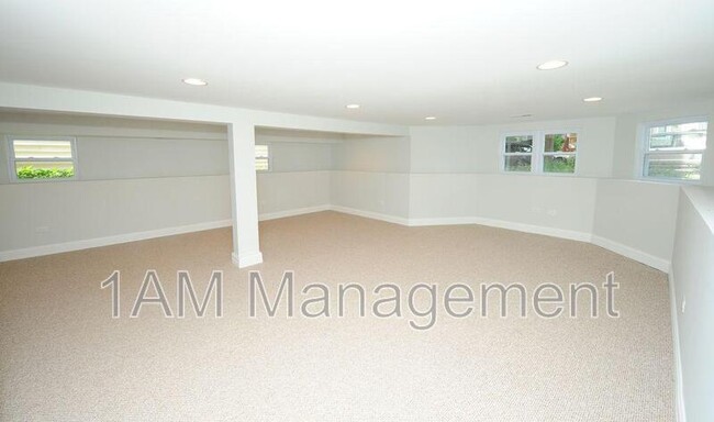 Building Photo - 3242 N Ridgeway Ave