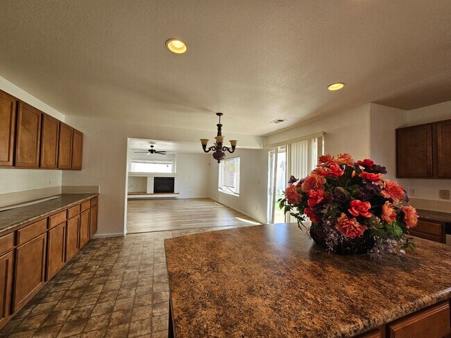 Building Photo - Massive and Expansive 5 Bedroom Green Vall...