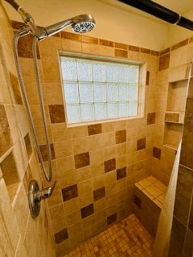 Building Photo - Kissimmee - 3 Bedroom, 2 Bathroom - $2,295.00