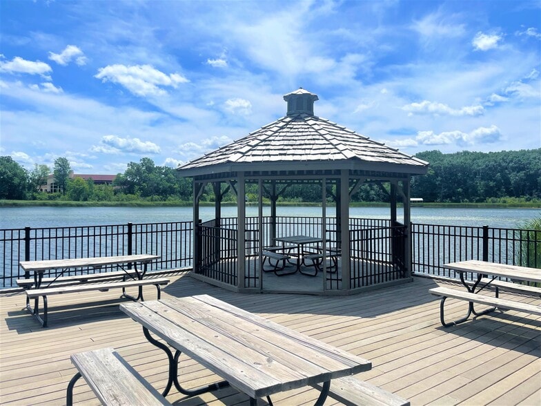 Primary Photo - Parkwood Lake Apartments