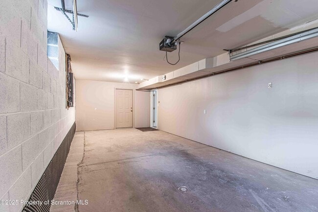 Building Photo - 4013 Pond View Dr