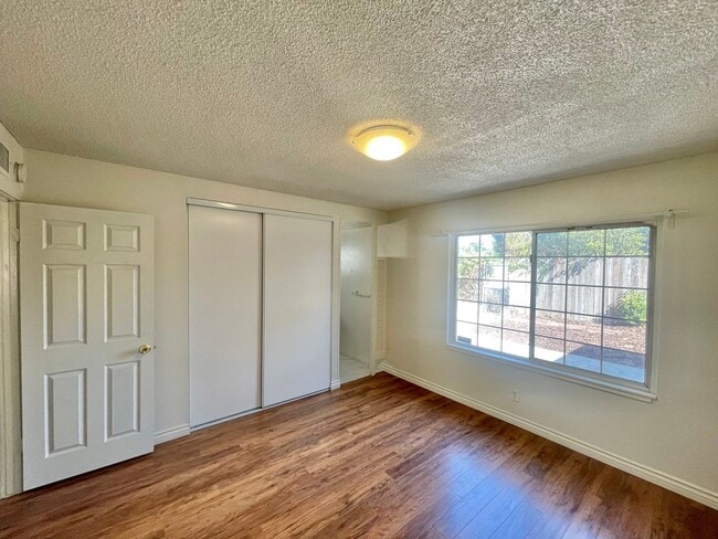 Building Photo - Spacious 3 Bed 2 Bath House w/ Central A/C...