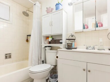 bathroom - 906 N Division Ave