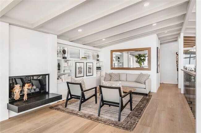 Building Photo - 816 The Strand