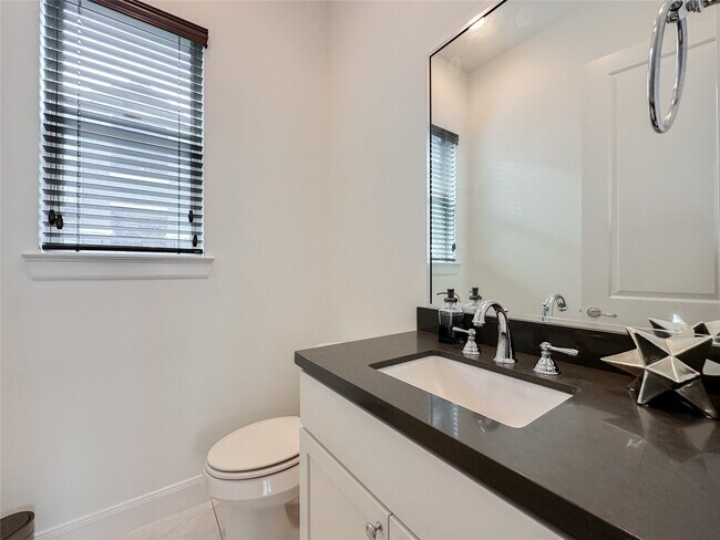 Building Photo - 2 Hermann Park Ct