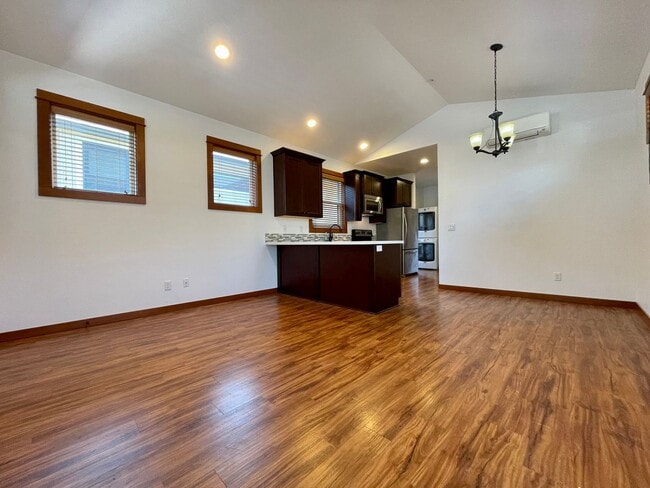 Building Photo - Gorgeous Cottage in Oregon City~ Hardwood Floors~ Private Back Area~ Washer/Dryer~ A/C