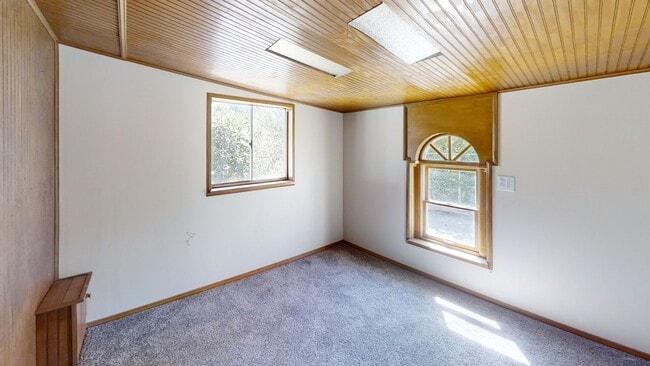 Building Photo - 2 Bedroom with City View