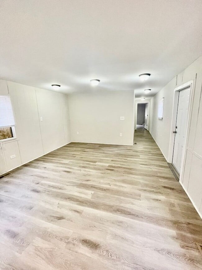 Building Photo - Adorable  3 bedroom 2 bath Mobile Home located it Dallas