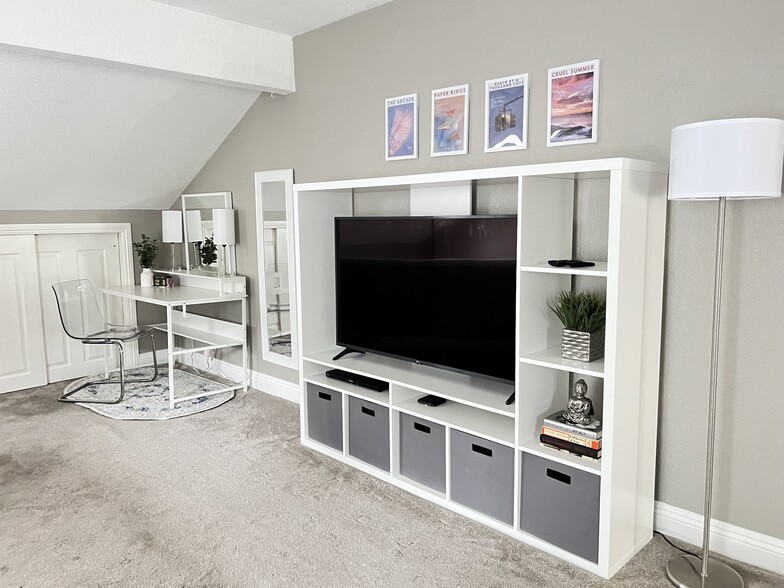 Upstairs primary suite - 1905 Windmill Cir