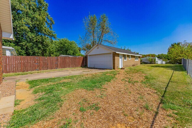 Building Photo - 808 S Cullen Ave