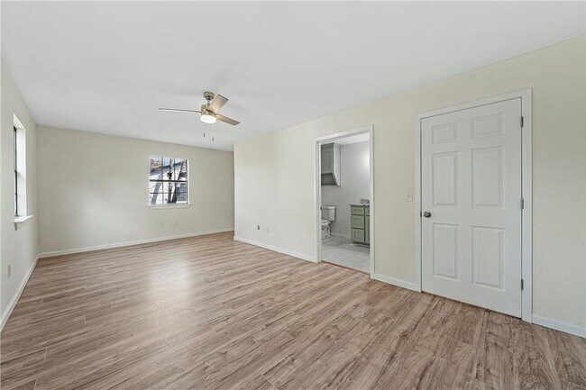 Building Photo - 4025 Hiland Dr