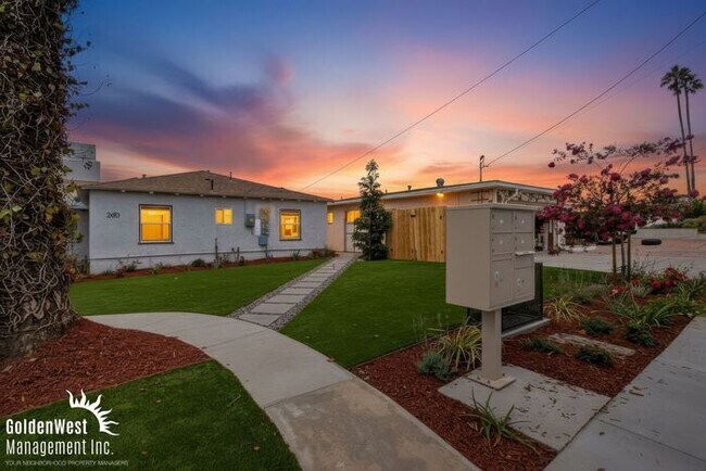 Building Photo - Beautifully Updated 1Bdm 1Ba Apartment with Private Rooftop Deck & Stunning Views!