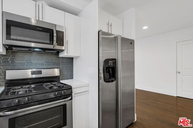 Building Photo - 1055 S Bedford St