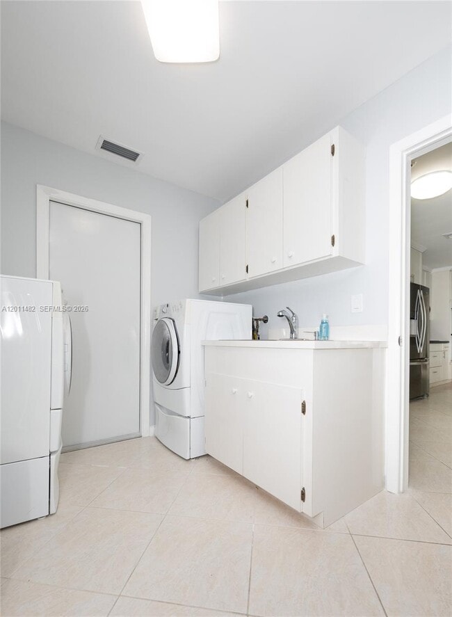 Building Photo - 810 S Rainbow Dr