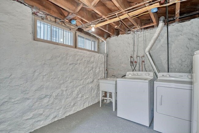 Building Photo - 371 Alexander St