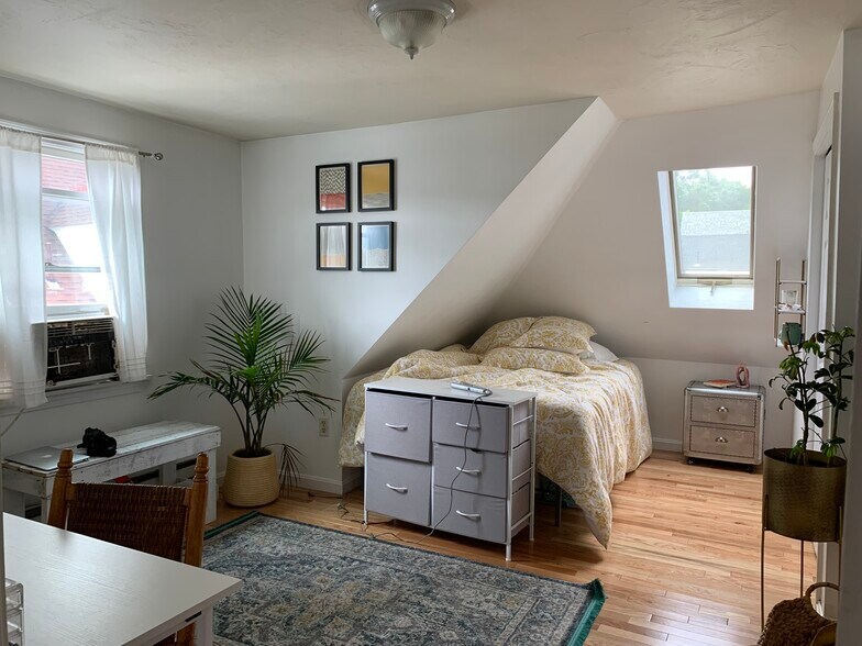 Building Photo - 16 Falkland St