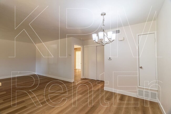 Building Photo - 443 E Robinhood Dr