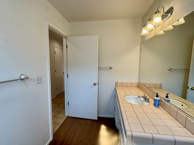 Building Photo - Adorable Home Available Now in Davis!