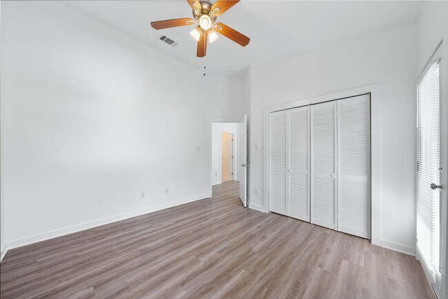 Building Photo - 707 E 47th St