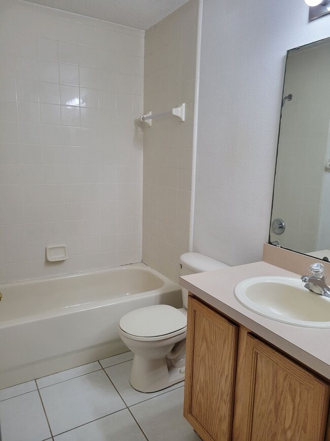 Building Photo - Spacious, Bright & Move-In Ready Home in Clermont!