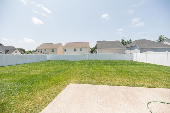 Building Photo - Spacious stunning 5-Bedroom 4 bathroom Home in a Desirable Neighborhood in Summerfield NC