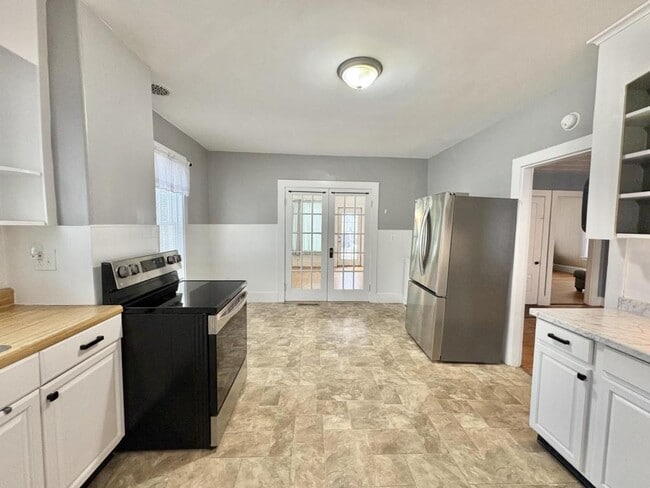 Building Photo - 14 Maple St