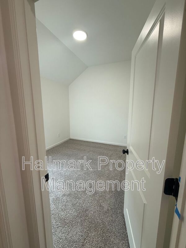 Building Photo - 627 Trails End Dr