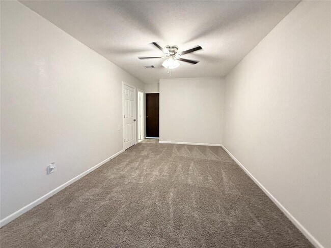 Building Photo - 1220 Chevy Chase Dr