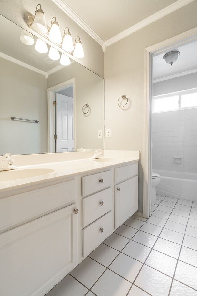 Building Photo - Fabulous & Spacious 4 Bedroom home in Har-Ber Meadows w/bonus room!