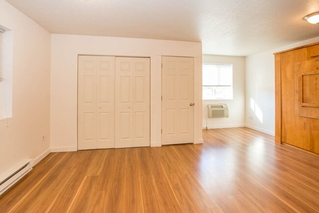 Building Photo - 1906 S 14th St W